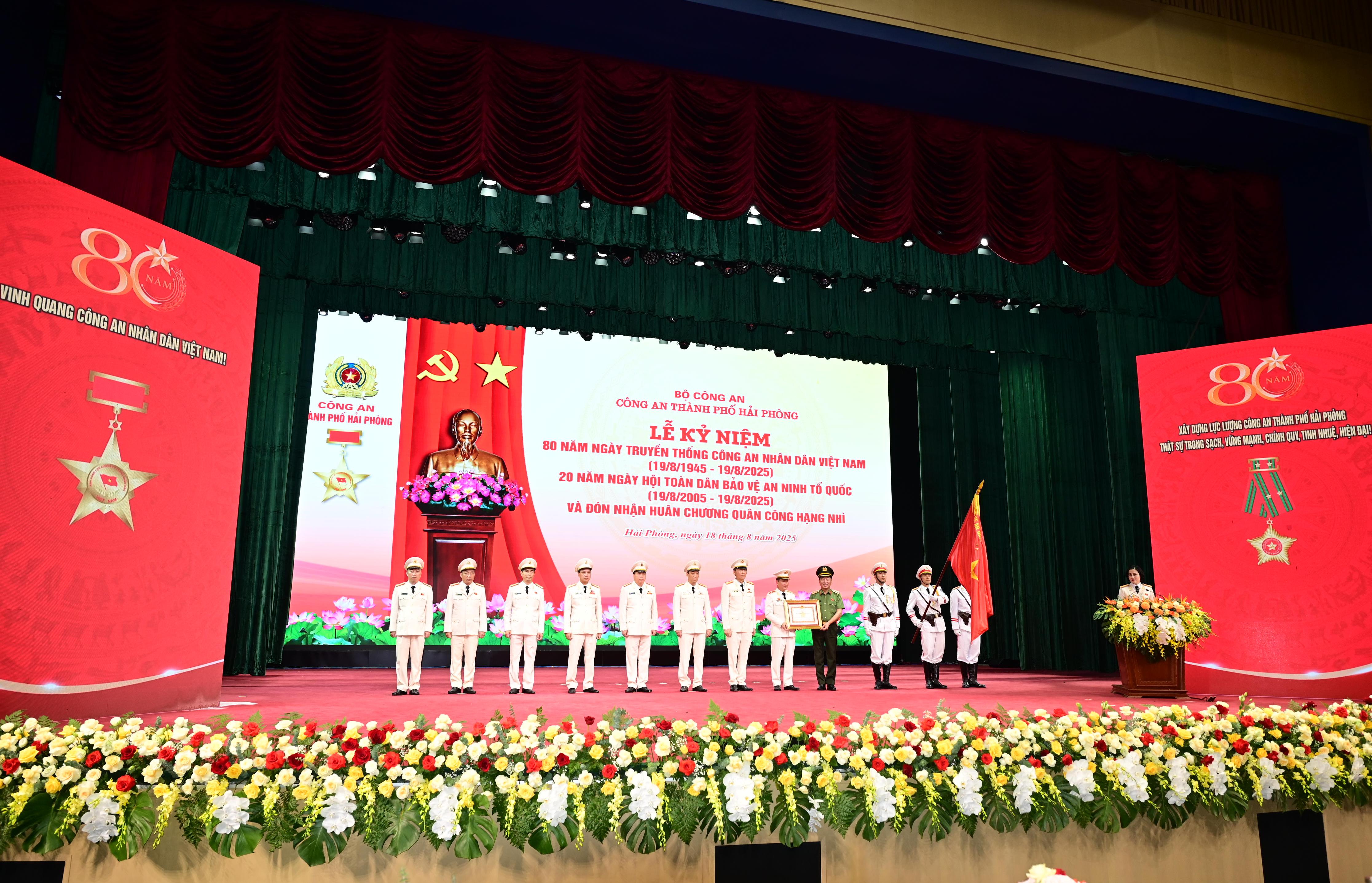 ​​​​​​​CATP Hải Phòng vinh dự đón nhận Huân chương Quân công hạng Nhì